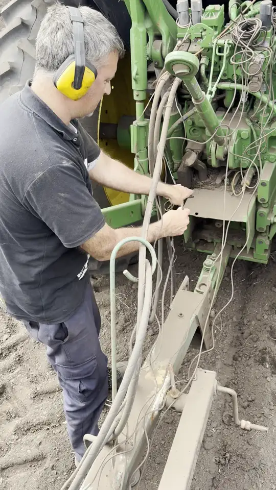 Trozos de papa semilla en la tolva de la sembradora frente al lote